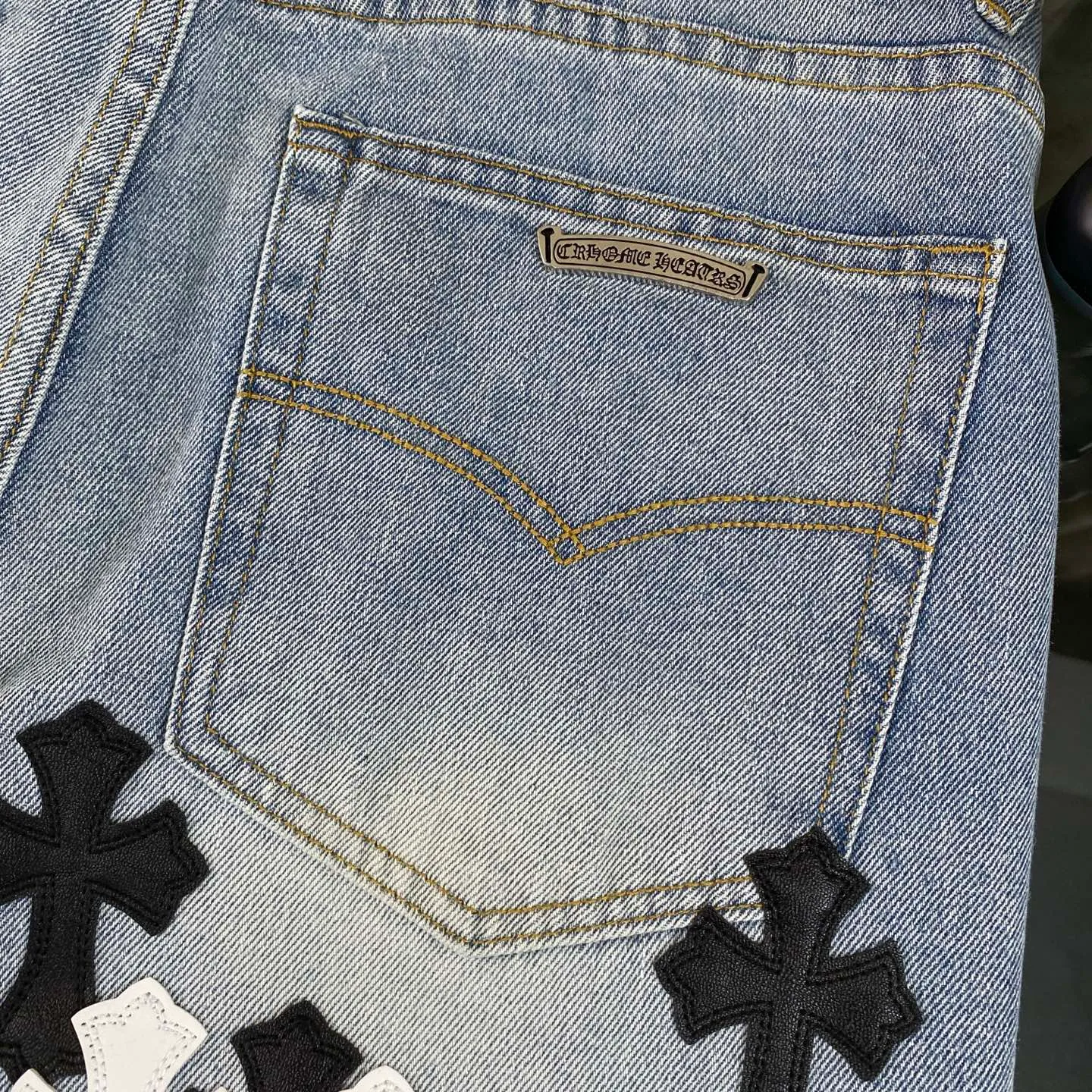 P240 CH Chromehearts black and white cross patch leather jeans, priced at 34W level, patchwork cross pattern embellishment, washed jeans! ! An absolutely high-end luxury product, a 1.9W-level god-level single product, a super popular product, made by top heavy industry, a magic weapon that cannot be missed! [About Zangyin] This is an extremely luxurious fashion brand that can also be called the aristocracy of the high street. It has always been an exclusive brand for some hipsters or rich second generations. Compared with ordinary high streets, it is more luxurious and noble. Compared with luxury brands, it is more fashionable and individual. It has always been a brand that I have a special liking for. [Top heavy industry fashion design] Consistently high-street luxury style. Speaking of this style, the Zangyin family and GU family are definitely the leading representative brands. Especially the Zangyin family has really achieved a state-of-the-art effect in creating high-street style. The unique washed material is used to create this style. The color system is already quite eye-catching. After it is decorated with patchwork cross flowers, it cleverly highlights the charm of the brand. Secondly, this style uses classic The high-waist cutting design highlights the long legs and fashionable temperament of the upper body. The brand is highly recognizable and the slim fit configuration is more suitable for daily wear. It is a product that interprets personality, fashion, and specifications at a glance. This single product is enough to make any fan excited. It can be a white T-shirt for a youthful college style, or a tight suspender for a royal style. It has strong matching ability and can be easily controlled by men.  [Materials and craftsmanship] Needless to say, this point goes without saying. As an excellent craftsman brand, Zangyin’s requirements for details and craftsmanship are really perfect. The washed color of this model has gone through so many processes, not to mention the embellishment of denim appliques. It is also purely hand-made and sewn. Just like what they believe in, only hand-made things have soul and have the meaning of wear. A top-notch heavy-duty fashionable denim item, I look forward to your perfect interpretation! !  Color: blue Size: 28-36